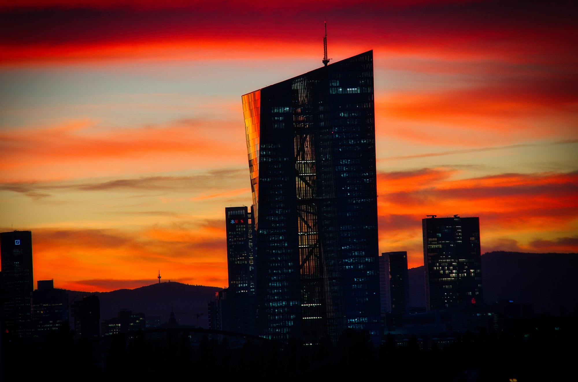 Frankfurter Skyline im feurigen Sonnenuntergang